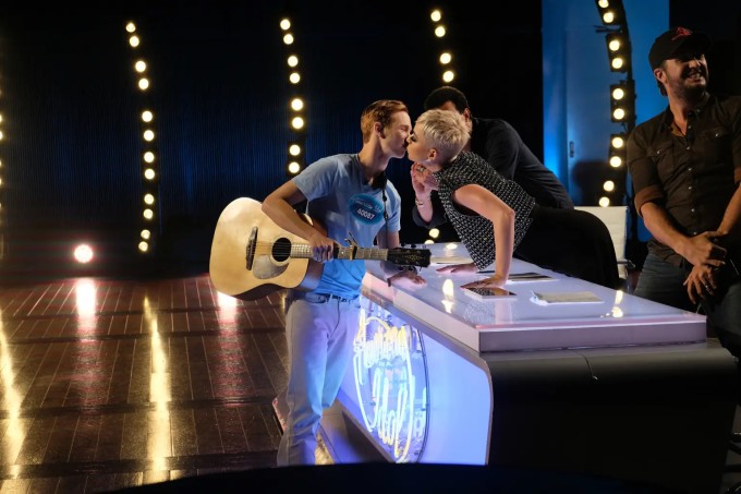 Katy Perry hôn thí sinh American Idol.