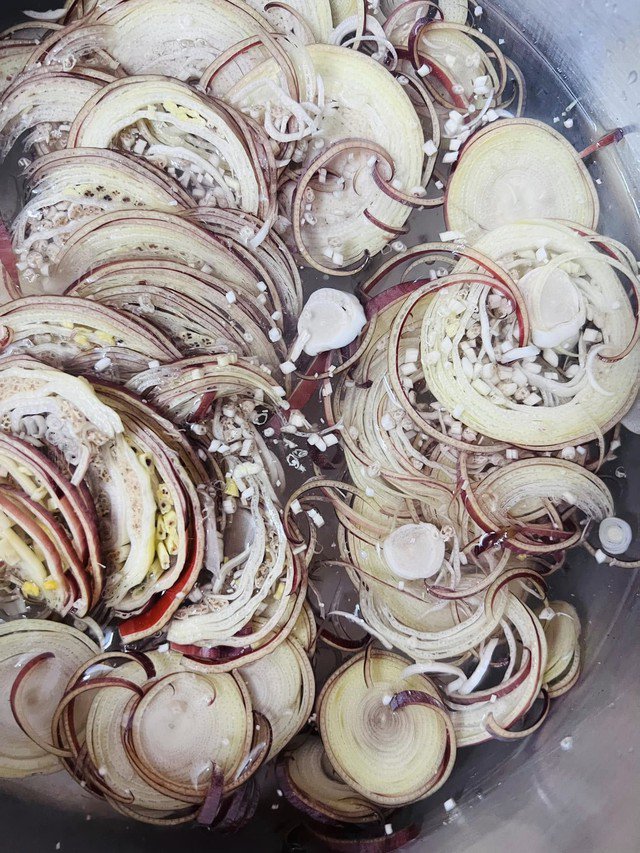 Ngâm hoa chuối với muối và chanh sẽ không bị thâm, ăn giòn hơn