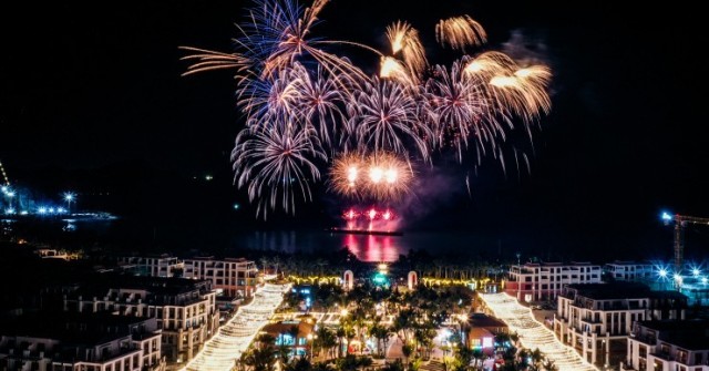 Cát Bà đón dòng khách lớn đêm khai trương VUI-Fest, vịnh trung tâm bùng nổ không khí lễ hội