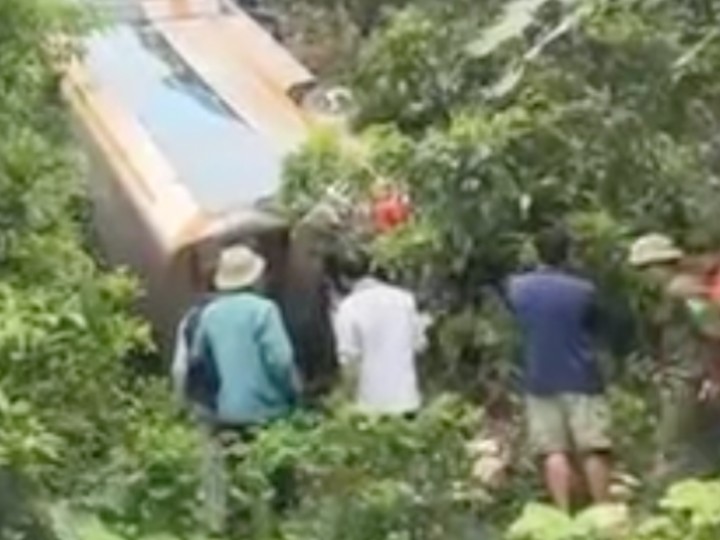 Xe khách rơi xuống vực ở Sơn La: Nhân chứng kể phút giây phá cửa, chạy đua cứu người - 2