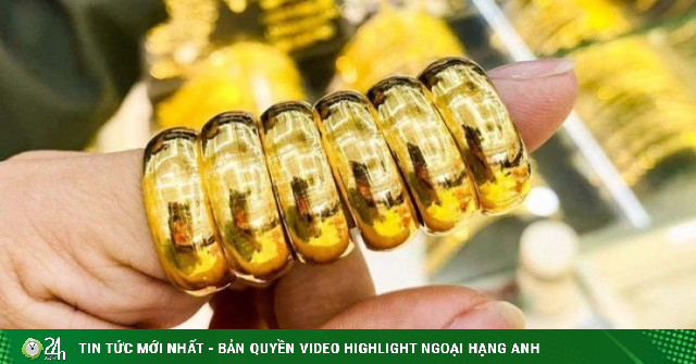 Chốt giá vàng hôm nay ngày 26/4 giảm rất mạnh, người mua lỗ cực đậm