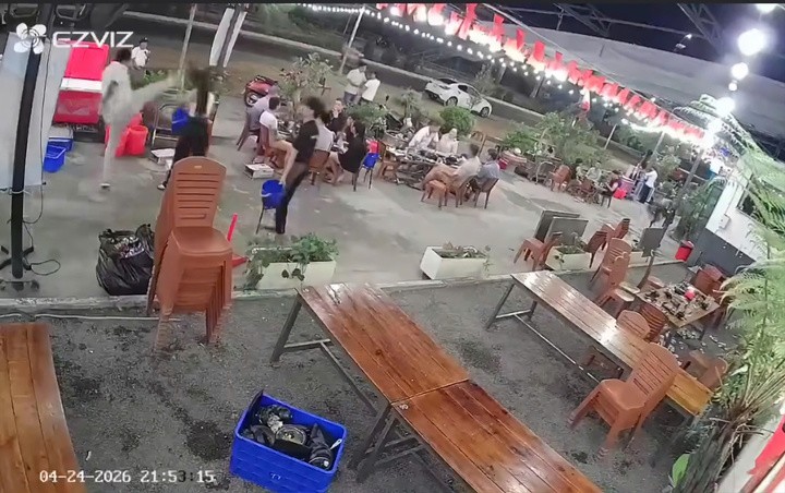 Người đàn ông hành hung quản lý (ảnh chụp màn hình)