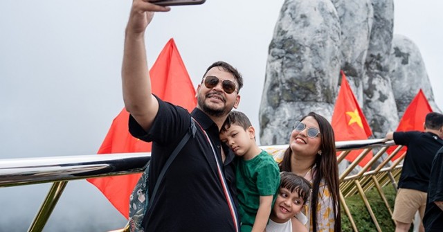 Khách Tây choáng ngợp với không khí lễ hội Mặt Trời tại Ba Na Hills