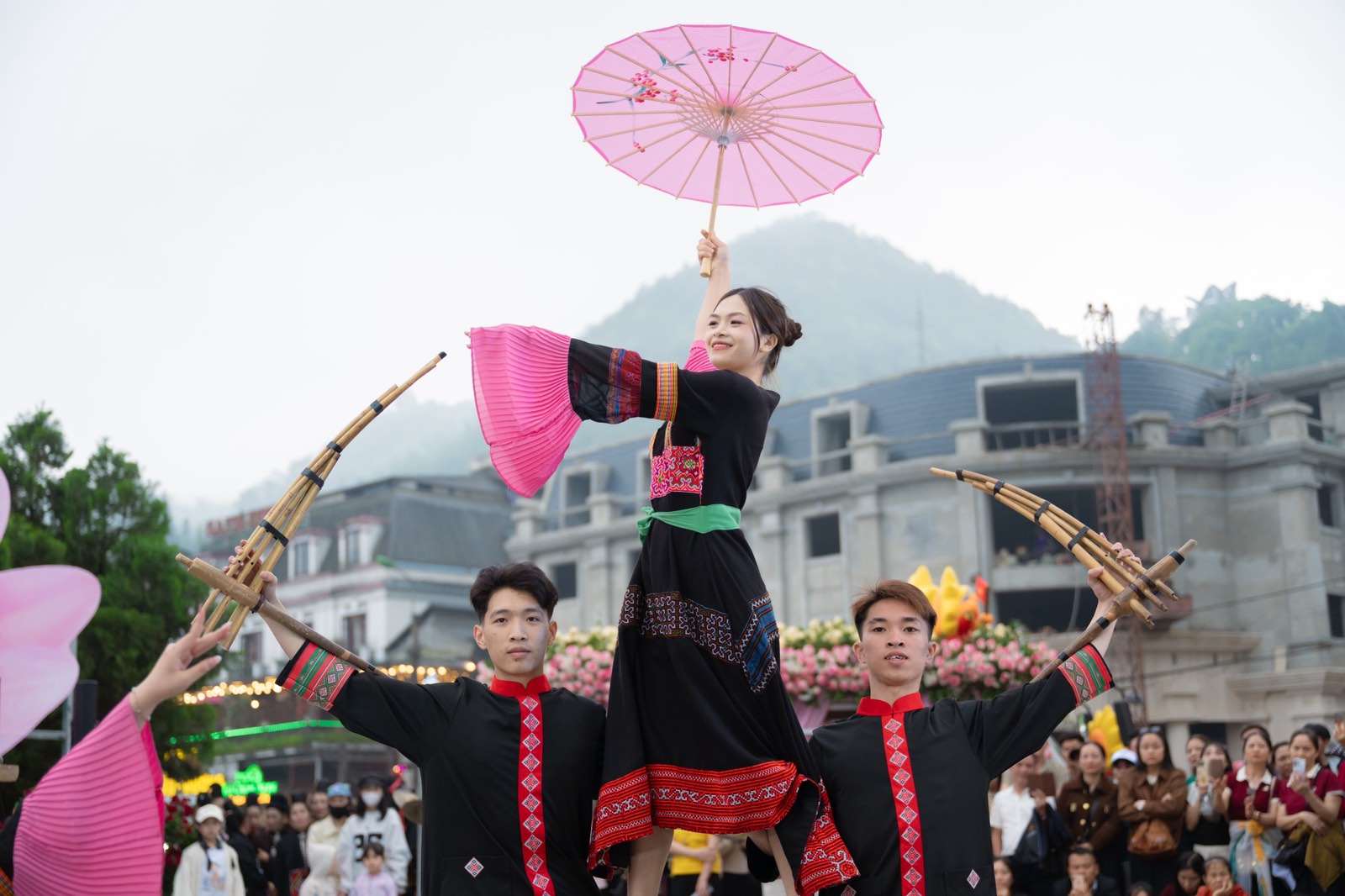 Lễ hội Hoa hồng Fansipan 2026 khai màn, hàng vạn du khách check-in bên triệu đoá hồng, vui bất tận từ sáng tới đêm - 5