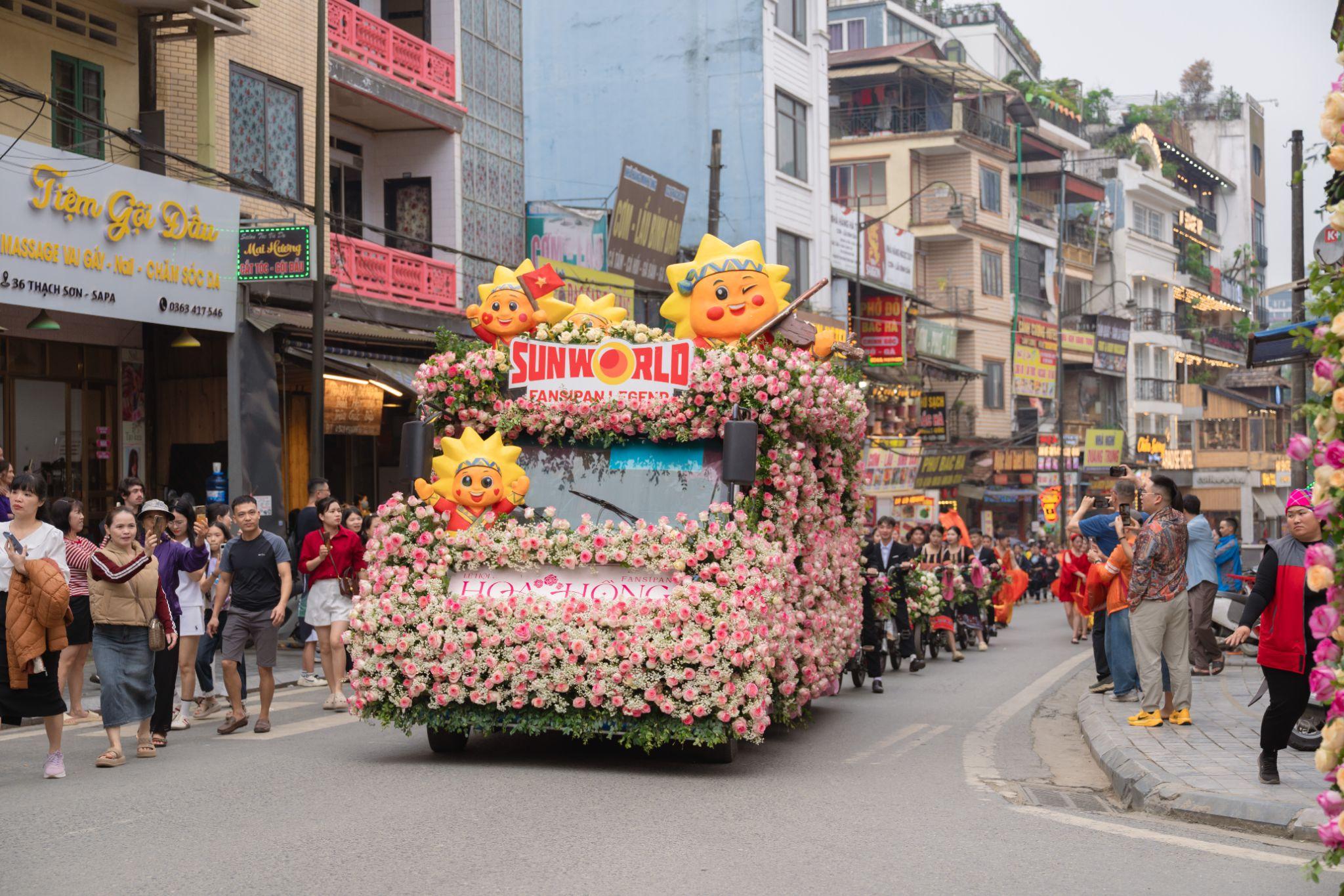 Lễ hội Hoa hồng Fansipan 2026 khai màn, hàng vạn du khách check-in bên triệu đoá hồng, vui bất tận từ sáng tới đêm - 4