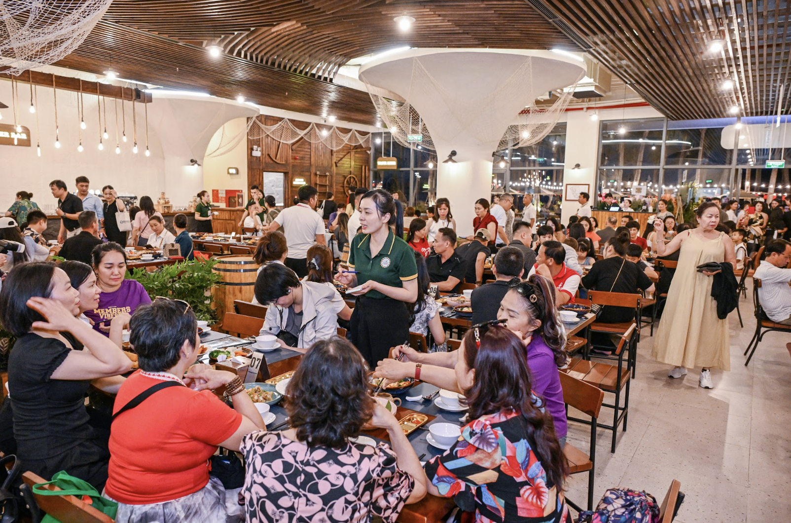 Du khách trải nghiệm tại Sun Bavaria Cat Ba