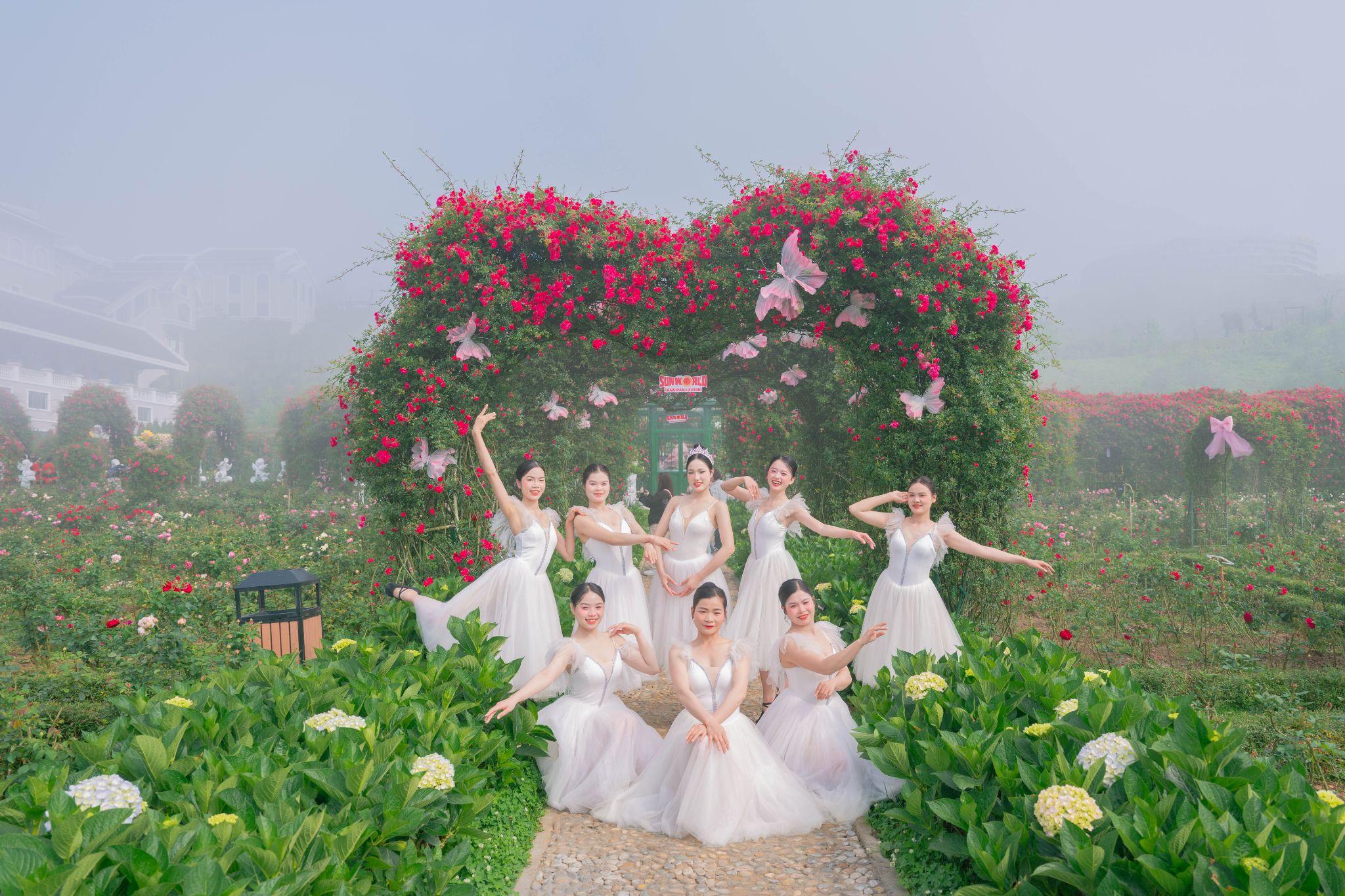 Lễ hội Hoa hồng Fansipan 2026 khai màn, hàng vạn du khách check-in bên triệu đoá hồng, vui bất tận từ sáng tới đêm - 1