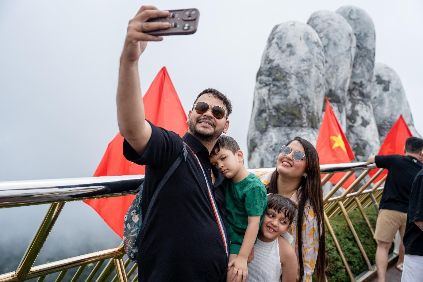 Khách Tây choáng ngợp với không khí lễ hội Mặt Trời tại Ba Na Hills - 3