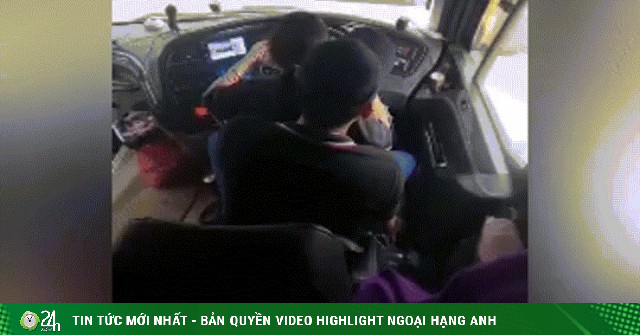 Tài xế xe buýt bị sa thải vì để bạn gái ngồi trên đùi khi đang chở khách