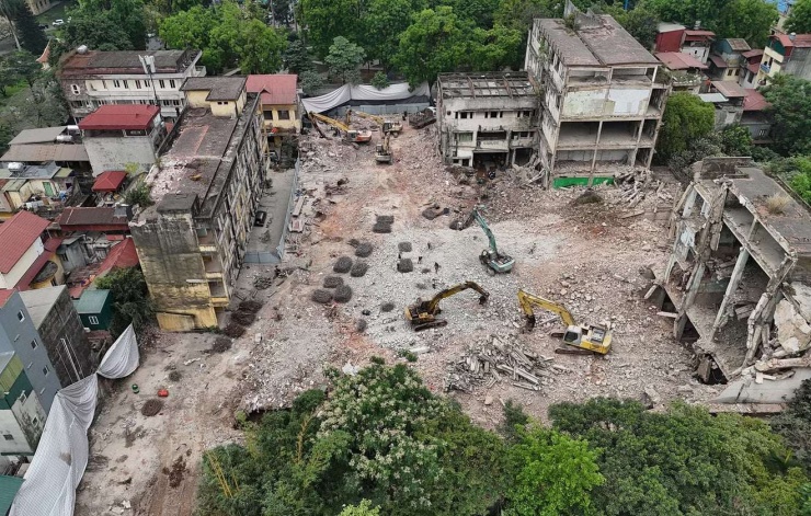 Các khối nhà xây từ thập niên 1960 đang được tháo dỡ để phục vụ dự án mở rộng Nhà tang lễ Quốc gia số 5 Trần Thánh Tông.