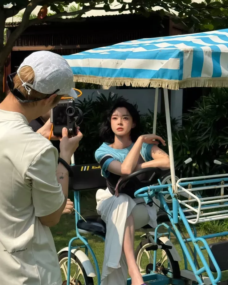 Sao Hàn gây sốt với bộ ảnh 'Ngày hè Đà Nẵng' - 1