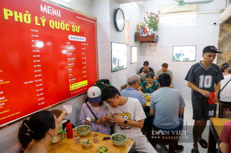 Ghi nhận chiều tối ngày 27/4, quán phở này luôn trong tình trạng kín chỗ. 