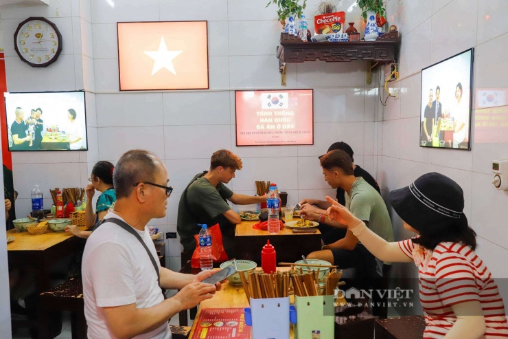 Ngay trên các bức tường ốp gạch trắng, anh Thiều Văn Mùi (chủ quán) đã cho treo 2 bức ảnh chụp cùng Tổng thống Hàn Quốc Lee Jae Myung và Phu nhân Kim Hae Kyung lớn được đóng khung cẩn thận. Trên cao là ảnh quốc kỳ Việt Nam và ở chính giữa là ảnh giới thiệu Tổng thống Hàn Quốc đã ăn ở đây dịch bằng tiếng Anh, tiếng Hàn Quốc.