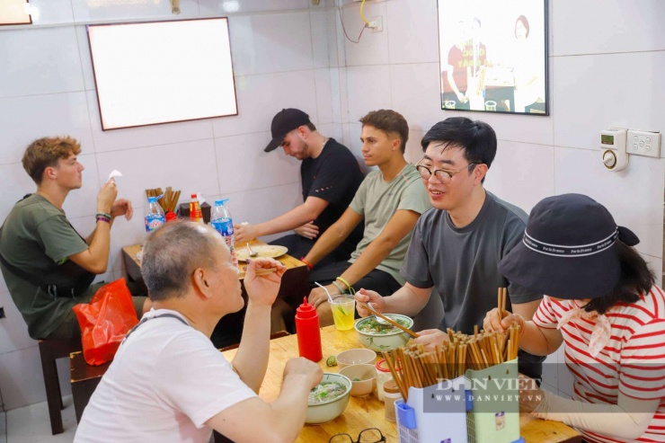 Dù vị trí bàn Tổng thống luôn đông khách, nhiều người hỏi đặt trước, trả thêm phụ phí nhưng anh Mùi khẳng định quán luôn duy trì mức giá đã niêm yết suốt 3 năm nay.