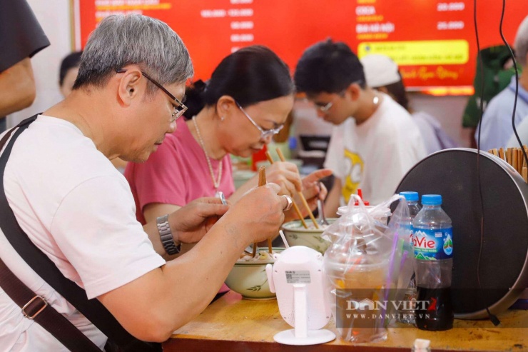 Hình ảnh thực khách xì xụp bên bát phở nóng hổi hay đĩa cơm rang vàng óng ngay dưới những bức ảnh kỷ niệm đang trở thành khung cảnh quen thuộc mỗi ngày tại đây.