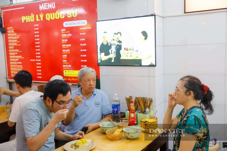Quán phở của anh Mùi còn thu hút cả những người lớn tuổi tới thưởng thức.