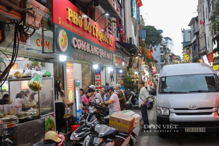 Khoảng 18h, số lượng khách đến quán phở 40 Đinh Liệt tăng chóng mặt. Nhiều người phải chờ xếp hàng từ 15-30 phút mới có thể vào thưởng thức "combo Tổng thống".