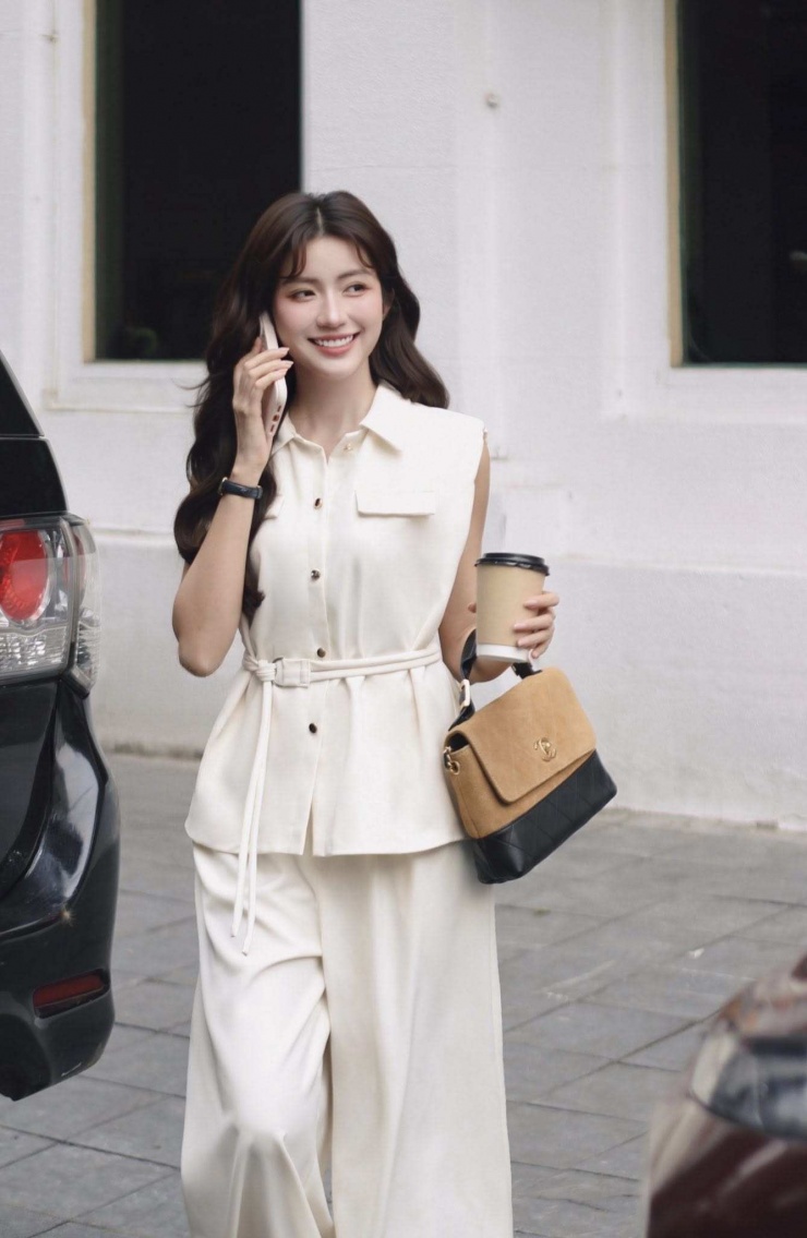 Jumpsuit hoặc set đồ đơn sắc; Áo sơ mi mi mềm + quần sóc;... mix túi xách hàng hiệu tinh giản.