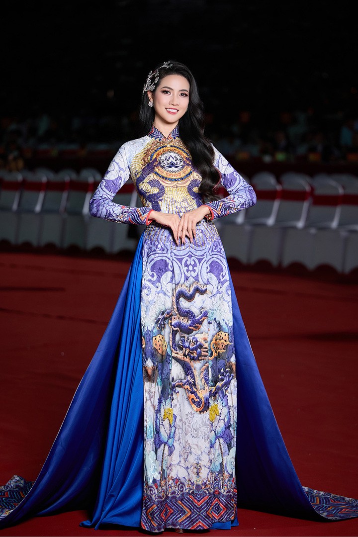 “Tôi may mắn được làm việc với rất nhiều anh chị nghệ sĩ giàu kinh nghiệm. Mọi người rất hỗ trợ và tạo điều kiện để tôi hòa nhập nhanh với đội hình”, cô cho biết.