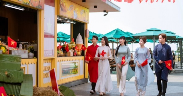 Giới trẻ hào hứng check-in cờ hoa và đi chợ lá trên núi Bà Đen trong kỳ nghỉ lễ Giỗ Tổ