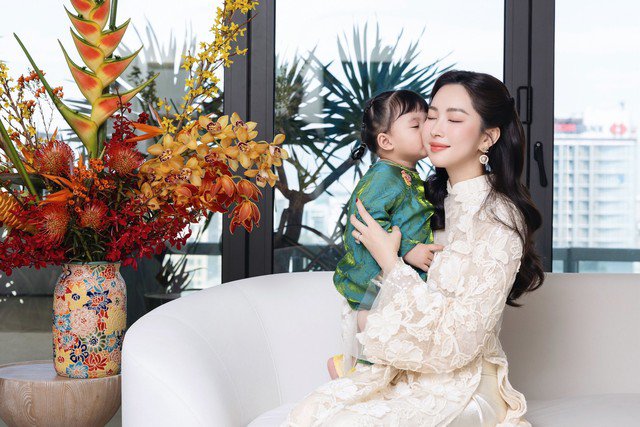 Trong cuộc sống hôn nhân, Đặng Thu Thảo sống hạnh phúc viên mãn bên chồng doanh nhân và 3 thiên thần nhí. Điều đặc biệt, nhan sắc của Hoa hậu Việt Nam 2012 ngày càng xinh đẹp, ngọt ngào. Gây chú ý nhất trong tổng thể nhan sắc của người đẹp chính là làn da trắng đều màu và tươi tắn.