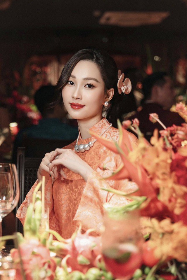 Tiếp đó, người đẹp dùng serum chứa thành phần HA có tác dụng bổ sung độ ẩm, giữ ẩm lâu hơn, đồng thời làm dịu da, nhờ đó ngăn ngừa nếp nhăn xuất hiện. Bước tiếp theo, Đặng Thu Thảo thoa thêm một lớp serum có chức năng chống lão hóa, se khít lỗ chân lông.