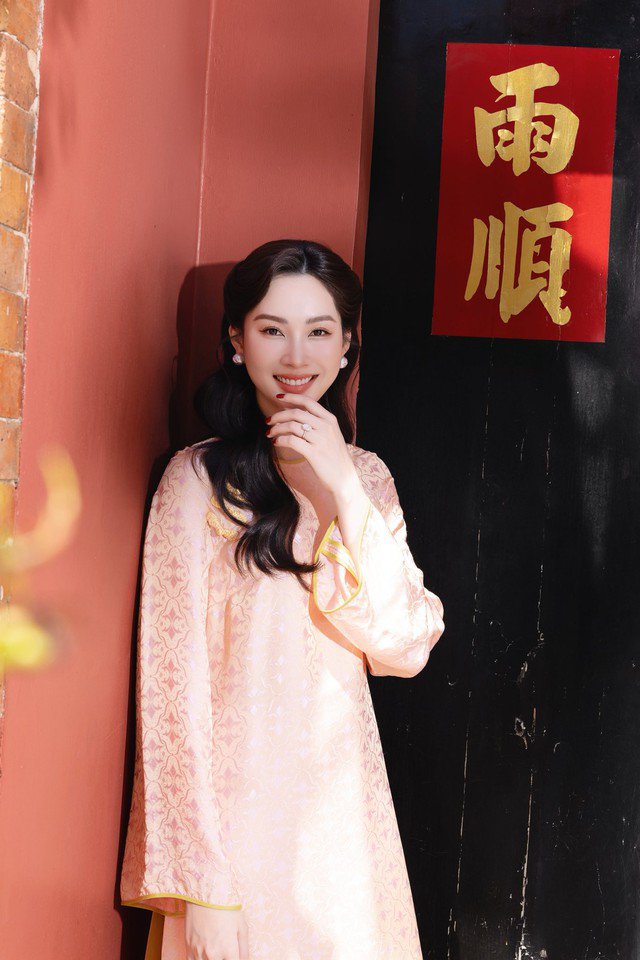 Quá trình làm sạch da, bà mẹ hai con ưu tiên sử dụng nước tinh khiết hoặc nước máy lọc nhằm hạn chế kích ứng, tránh để da tiếp xúc nhiều với các loại hóa chất khử khuẩn có trong nước.