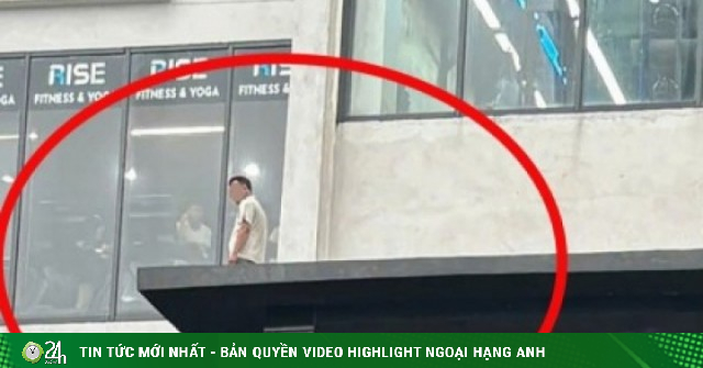 Cận cảnh vụ giải cứu người đàn ông có biểu hiện bất thường tại chung cư Rose Town