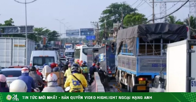 Cửa ngõ vào TPHCM kẹt cứng trở lại người và xe