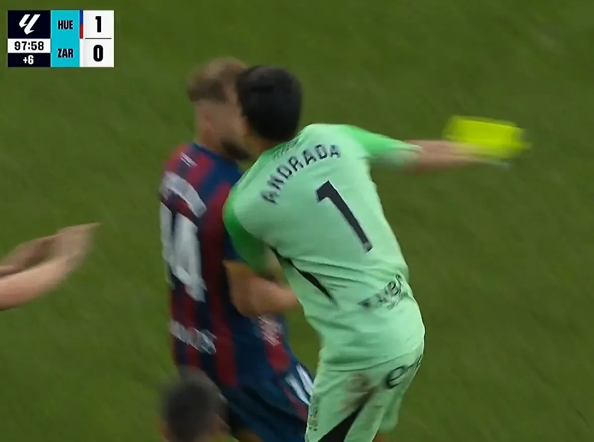 Thủ môn Andrada tung cú đấm gây sốc