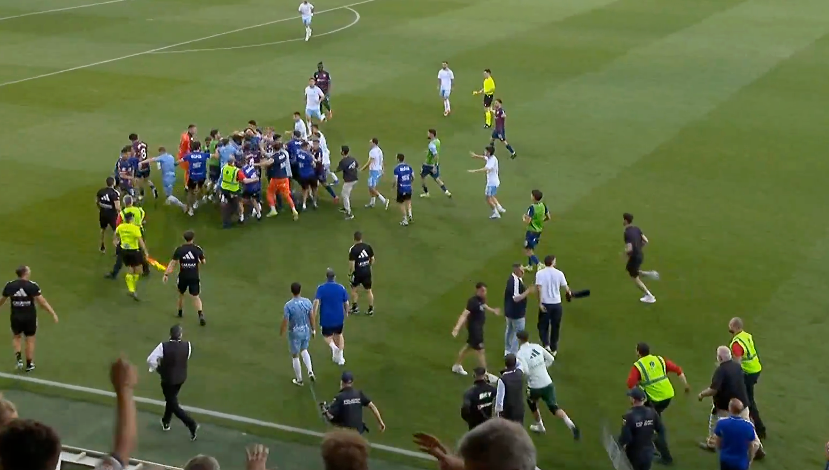 Khung cảnh hỗn loạn, cầu thủ hai đội ẩu đả