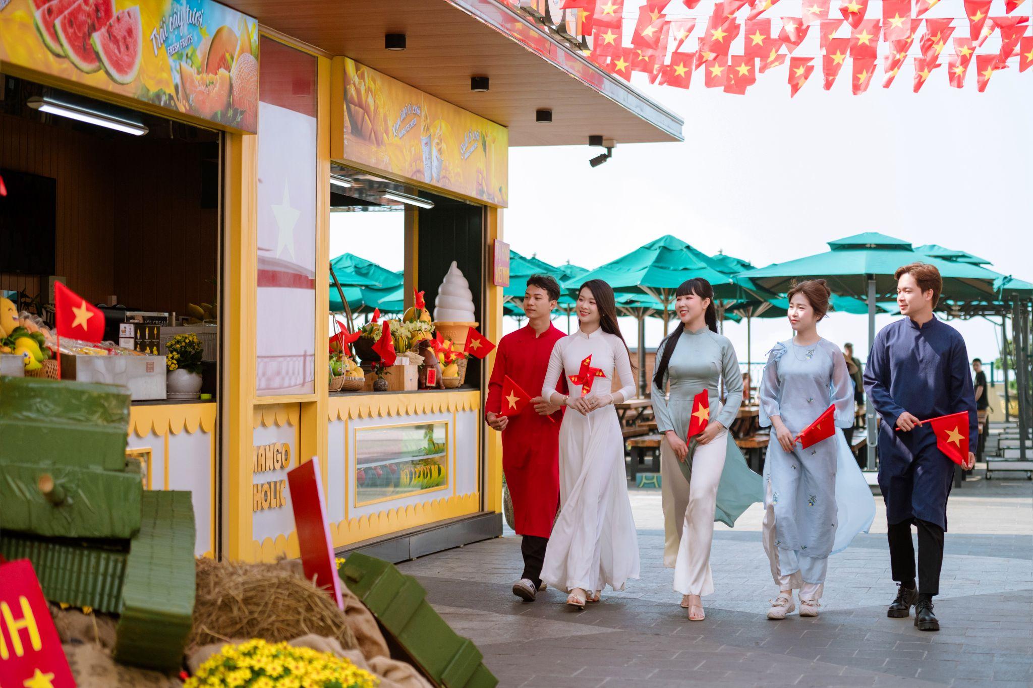 Giới trẻ hào hứng check-in cờ hoa và đi chợ lá trên núi Bà Đen trong kỳ nghỉ lễ Giỗ Tổ - 3