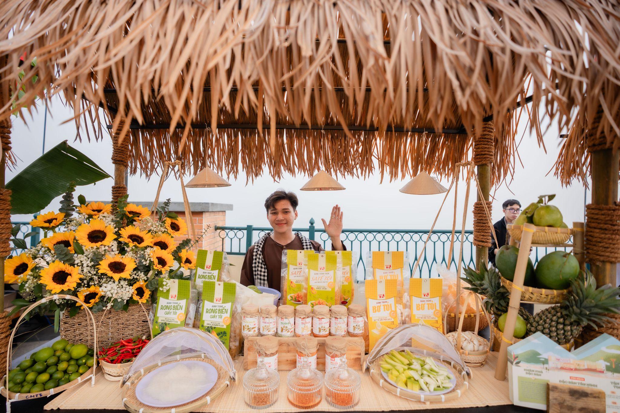 Giới trẻ hào hứng check-in cờ hoa và đi chợ lá trên núi Bà Đen trong kỳ nghỉ lễ Giỗ Tổ - 5