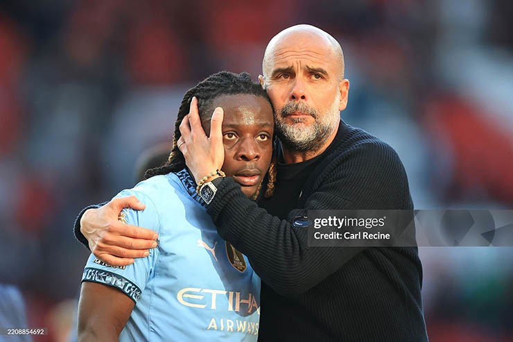 Man City của HLV Guardiola đang hướng về cú ăn ba