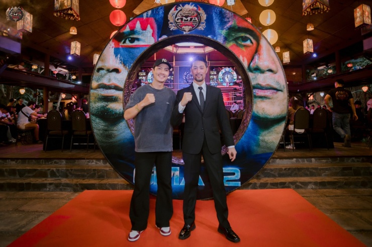 Ảnh sao 28/4: Vợ chồng Hoàng Bách đi mua cây trang trí biệt thự mới ven đô - 2