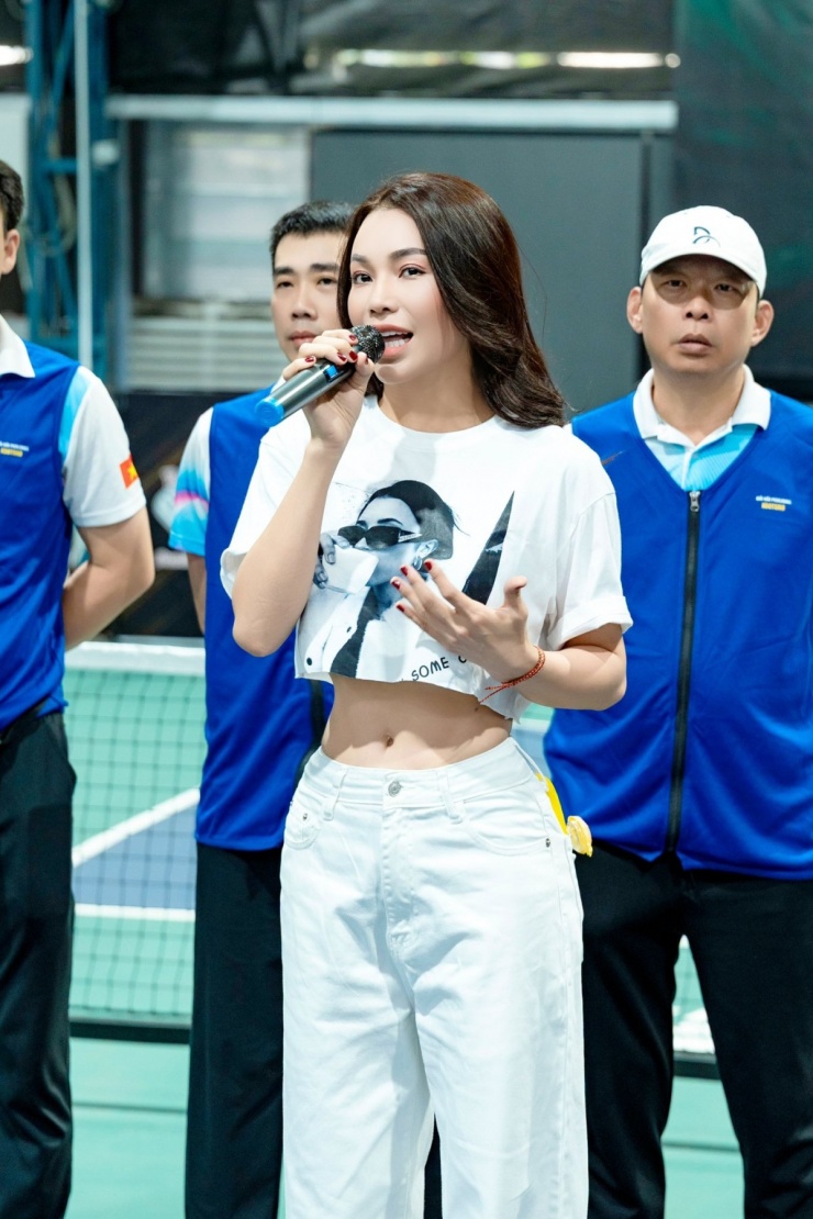 Ảnh sao 28/4: Vợ chồng Hoàng Bách đi mua cây trang trí biệt thự mới ven đô - 3