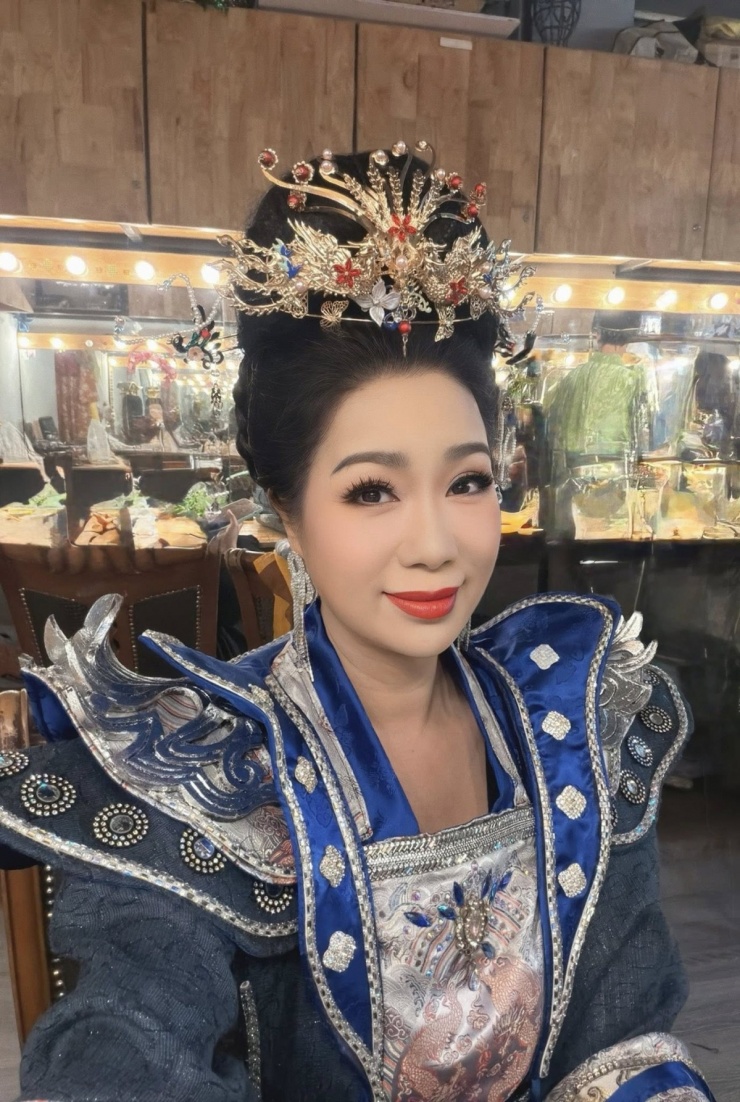 Ảnh sao 28/4: Vợ chồng Hoàng Bách đi mua cây trang trí biệt thự mới ven đô - 4