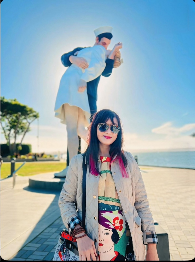 Ảnh sao 28/4: Vợ chồng Hoàng Bách đi mua cây trang trí biệt thự mới ven đô - 8