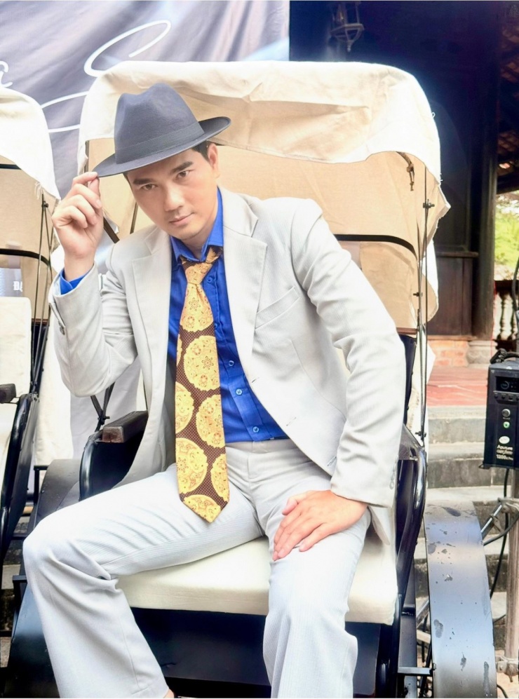 Ảnh sao 28/4: Vợ chồng Hoàng Bách đi mua cây trang trí biệt thự mới ven đô - 10