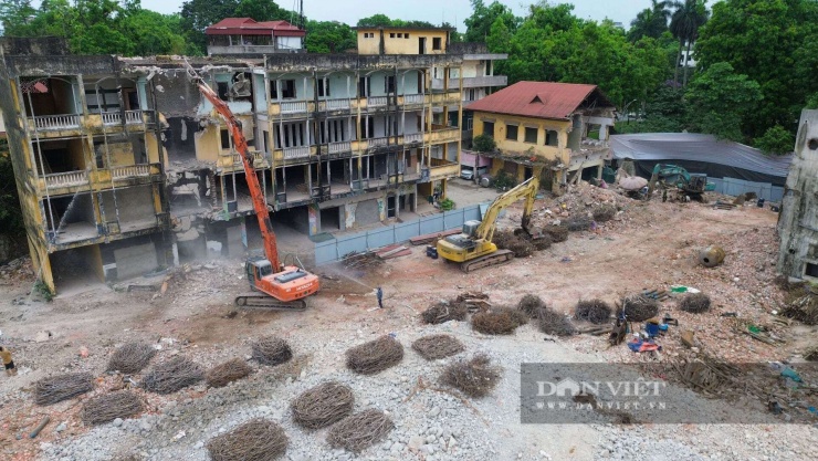 Các khối nhà xưởng cũ kỹ, mang đậm dấu ấn kiến trúc thập niên 1960 của Xí nghiệp Dược phẩm Trung ương 2 trước đây, đang được san phẳng từng ngày. 