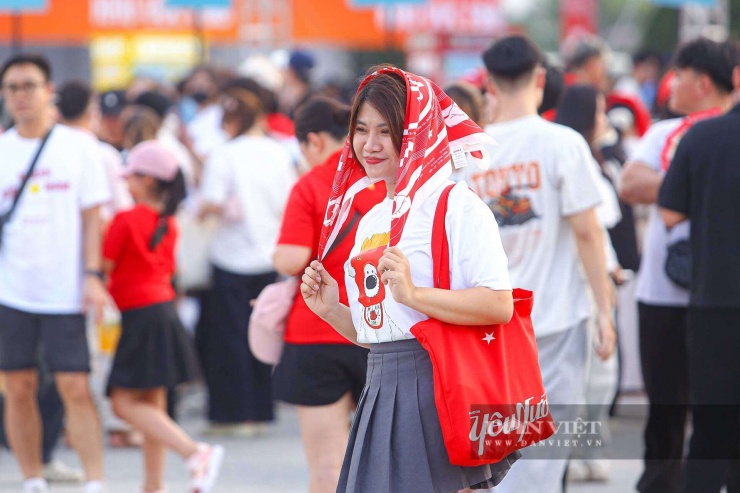 Giới trẻ thích thú chụp ảnh cùng cờ đỏ sao vàng trước sân vận động Mỹ Đình.