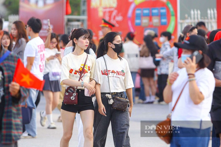 Dù thời tiết nắng nóng nhưng tất cả mọi người vẫn kiên trì chờ đợi đến giờ G concert "Âm vang Tổ quốc".