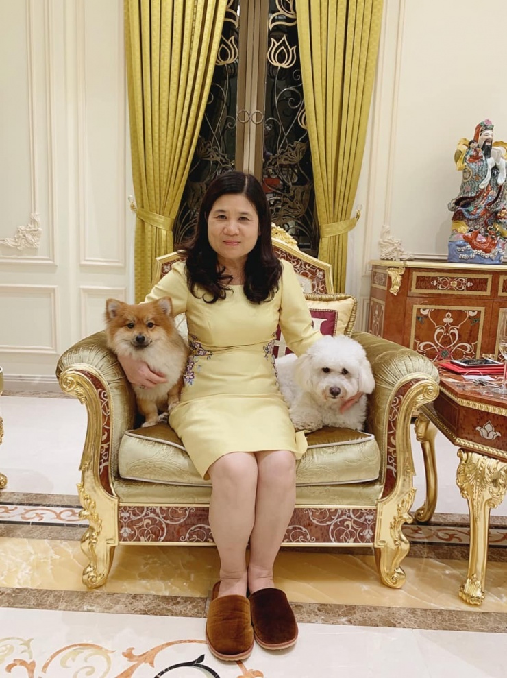 Sàn nhà lát đá sáng bóng với họa tiết tinh giản, góp phần tạo cảm giác rộng và thoáng. Theo hoa hậu, khu vực này được sử dụng linh hoạt, vừa là nơi tiếp khách, vừa là không gian sinh hoạt chung của gia đình.