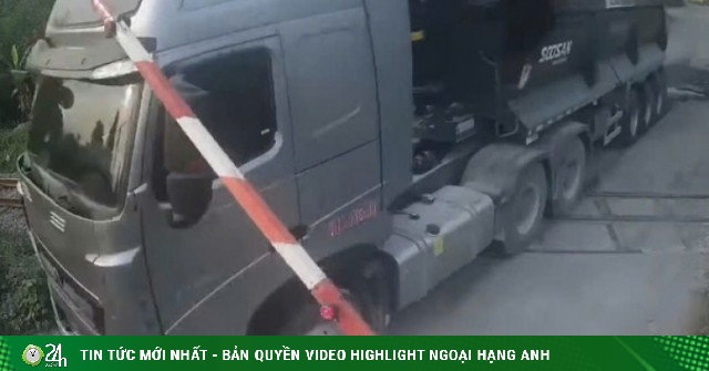 Ô tô đầu kéo liều lĩnh vượt rào chắn đường sắt khi đèn đỏ