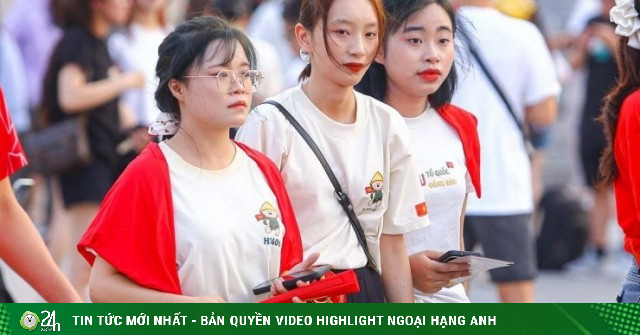 Biển người đổ về sân Mỹ Đình trước giờ G concert Âm vang Tổ quốc