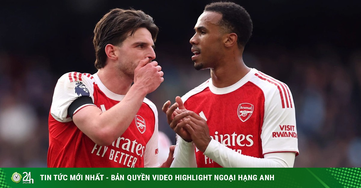 Arsenal vừa đá Cúp C1 vừa đua Ngoại hạng Anh, bị cảnh báo như "con dao hai lưỡi"