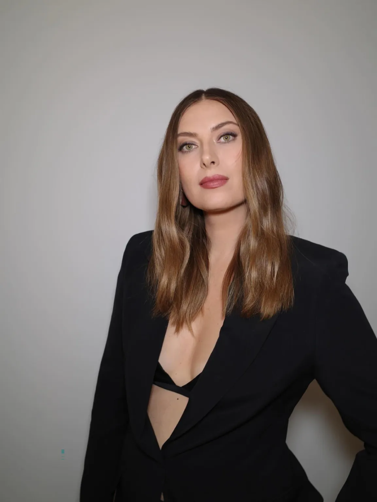 Sharapova mặc áo xẻ sâu lấp ló "vòng 1", tuổi 39 vẫn đẹp tựa nữ thần - 3