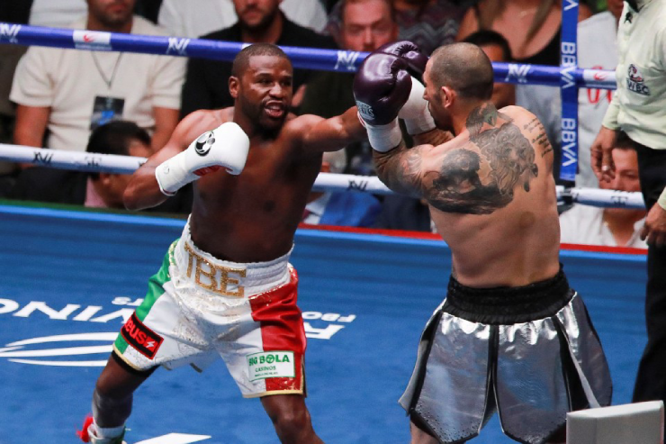 Mayweather (bên trái) đấu biểu diễn với John Gotti III (bên phải) vào năm 2024