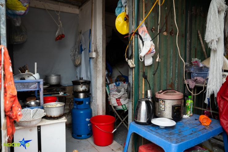 Khu vực nấu ăn được bố trí tạm ở một góc khác ngay bên cạnh lán.