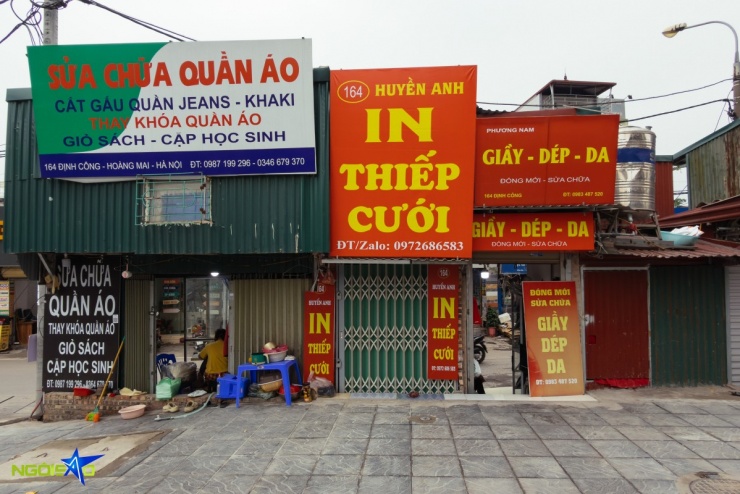 Tại tuyến Vành đai 2,5 đoạn Đầm Hồng - QL1A qua khu vực Định Công (Hoàng Mai), dự án đã được thông xe kỹ thuật vào đầu tháng 2/2026. Dọc tuyến, một số căn nhà siêu mỏng, siêu méo đã xuất hiện và nhanh chóng được tận dụng để kinh doanh, buôn bán.